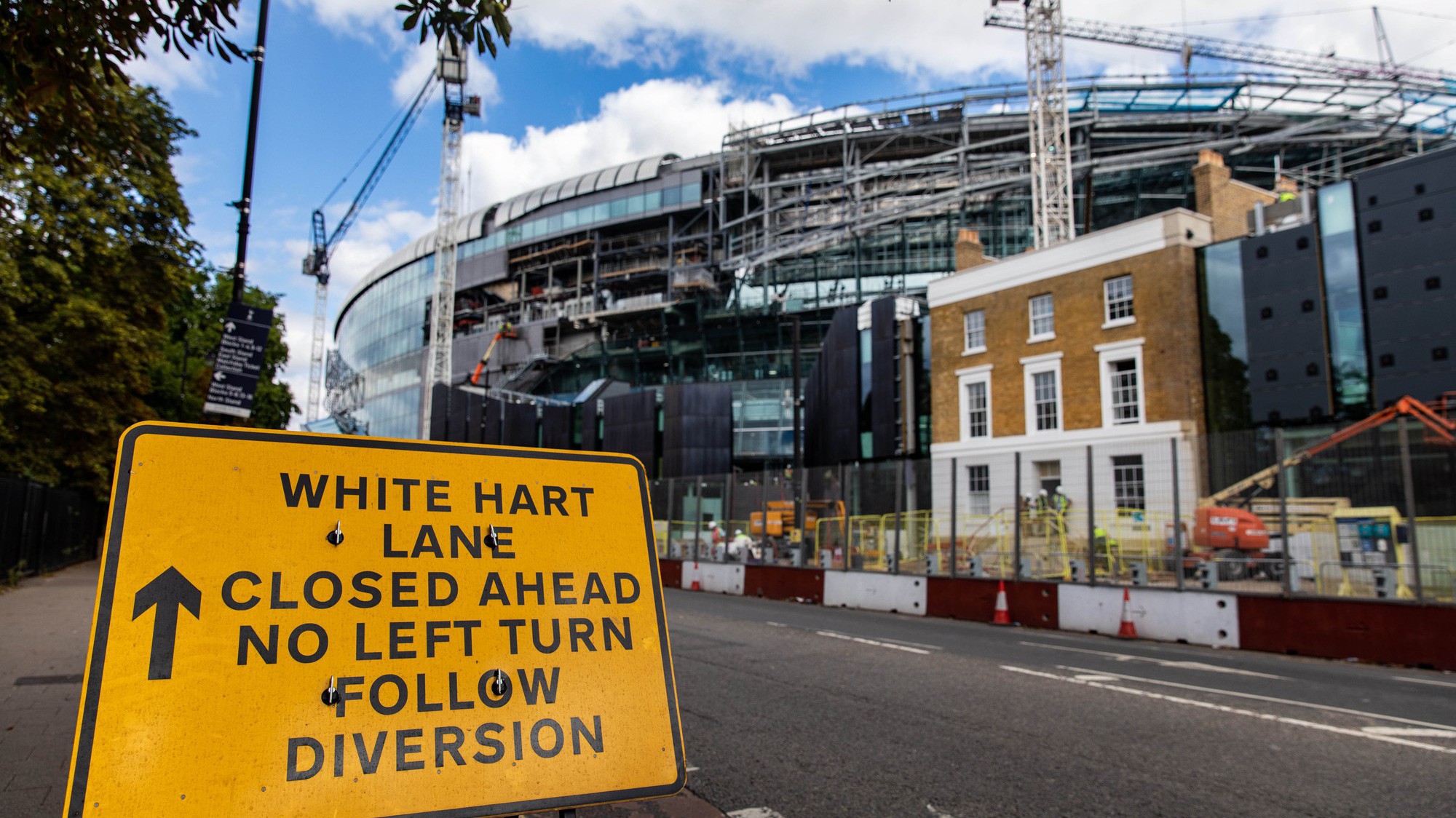 Lí do "củ chuối" khiến sân mới của Tottenham xây mãi chưa xong