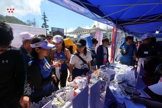 Chùm ảnh: Hàng ngàn runner đổ về khu vực Expo của Vietnam Mountain Marathon 2018 - Ảnh 15. Chùm ảnh: Hàng ngàn runner đổ về khu vực Expo của Vietnam Mountain Marathon 2018 - Ảnh 15.