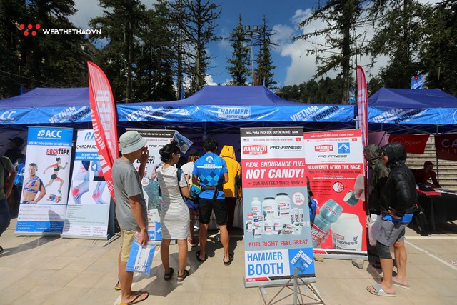 Chùm ảnh: Hàng ngàn runner đổ về khu vực Expo của Vietnam Mountain Marathon 2018 - Ảnh 14. Chùm ảnh: Hàng ngàn runner đổ về khu vực Expo của Vietnam Mountain Marathon 2018 - Ảnh 14.