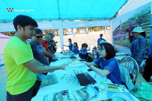 Chùm ảnh: Hàng ngàn runner đổ về khu vực Expo của Vietnam Mountain Marathon 2018 - Ảnh 5. Chùm ảnh: Hàng ngàn runner đổ về khu vực Expo của Vietnam Mountain Marathon 2018 - Ảnh 5.