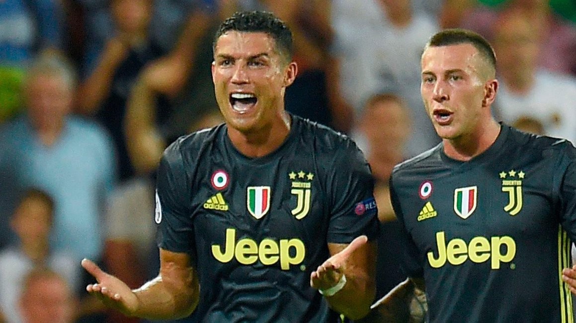 Fan tin rằng Ronaldo bị dính "đòn thù"?