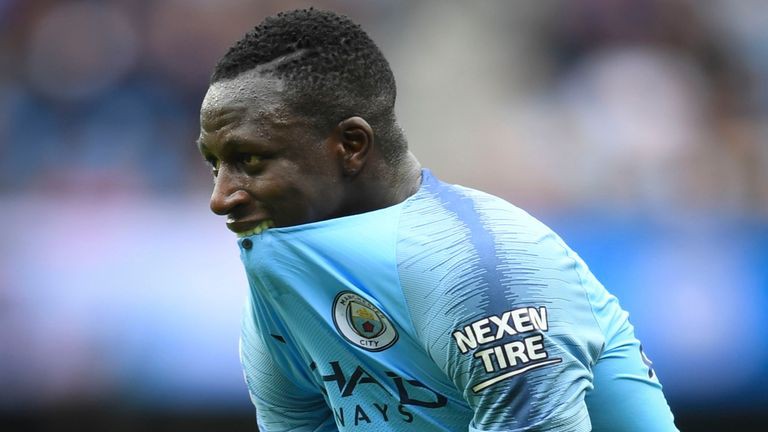 Hậu vệ Man City bị "treo tay" 1 năm