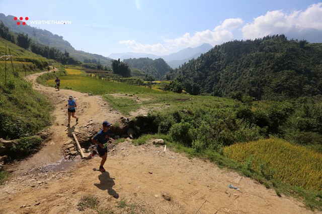 Chùm ảnh: Cơn lũ ultra runner tràn qua những con phố Sapa tại VMM 2018 - Ảnh 14. Chùm ảnh: Cơn lũ ultra runner tràn qua những con phố Sapa tại VMM 2018 - Ảnh 14.