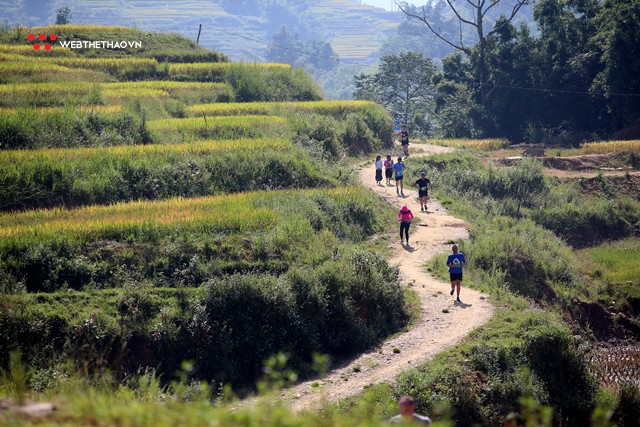 Chùm ảnh: Cơn lũ ultra runner tràn qua những con phố Sapa tại VMM 2018 - Ảnh 13. Chùm ảnh: Cơn lũ ultra runner tràn qua những con phố Sapa tại VMM 2018 - Ảnh 13.
