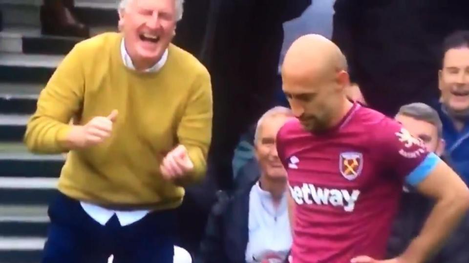 CĐV Chelsea cười nghiêng ngả với cú tạt bóng “tệ nhất lịch sử” ở trận gặp West Ham