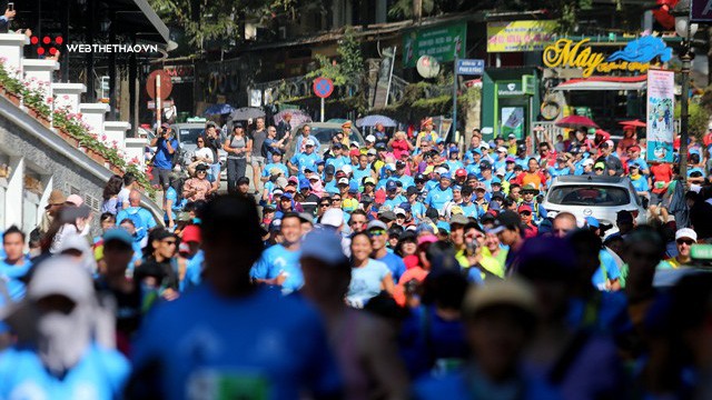 Chùm ảnh: "Cơn lũ" ultra runner tràn qua những con phố Sapa tại VMM 2018