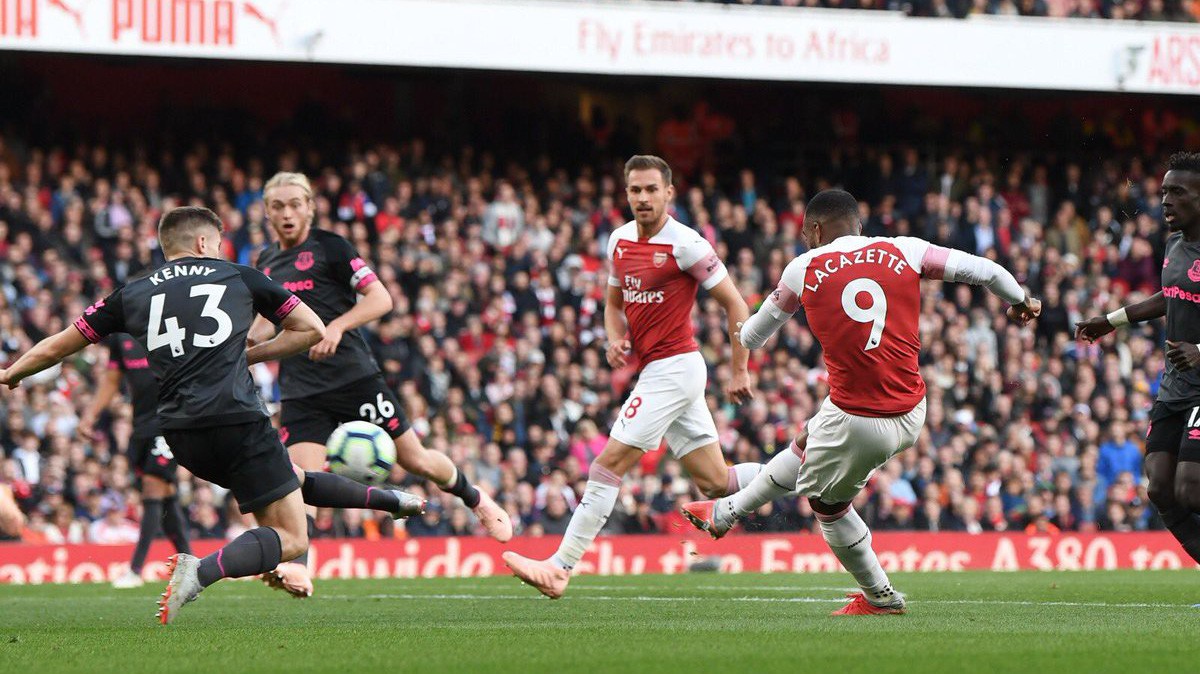 Arsenal suýt mất bàn mở tỷ số của Lacazette trước Everton vì… HLV Emery
