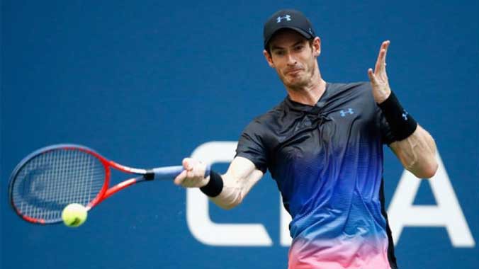 Cười ra nước mắt khi Andy Murray luống cuống làm rơi vỡ kỷ niệm chương ở Trung Quốc