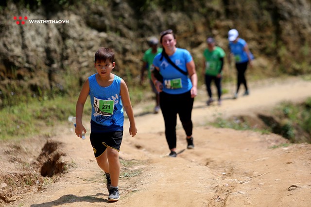 Ngả mũ trước những ultra runner nhí tại VMM 2018 - Ảnh 5. Ngả mũ trước những ultra runner nhí tại VMM 2018 - Ảnh 5.