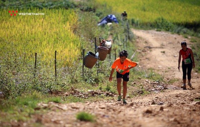 Ngả mũ trước những ultra runner nhí tại VMM 2018 - Ảnh 1. Ngả mũ trước những ultra runner nhí tại VMM 2018 - Ảnh 1.