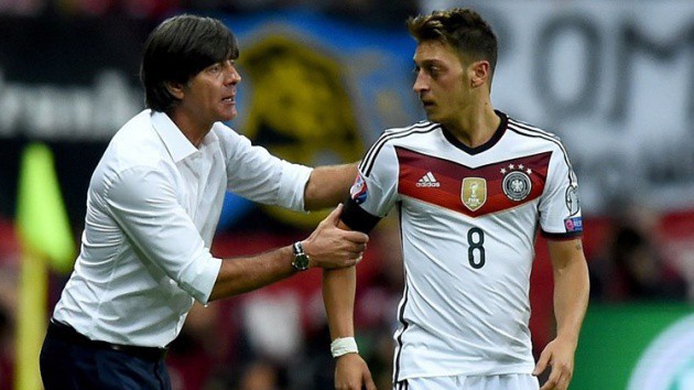 Joachim Loew nhận "cái tát" khi sang Arsenal gặp Ozil