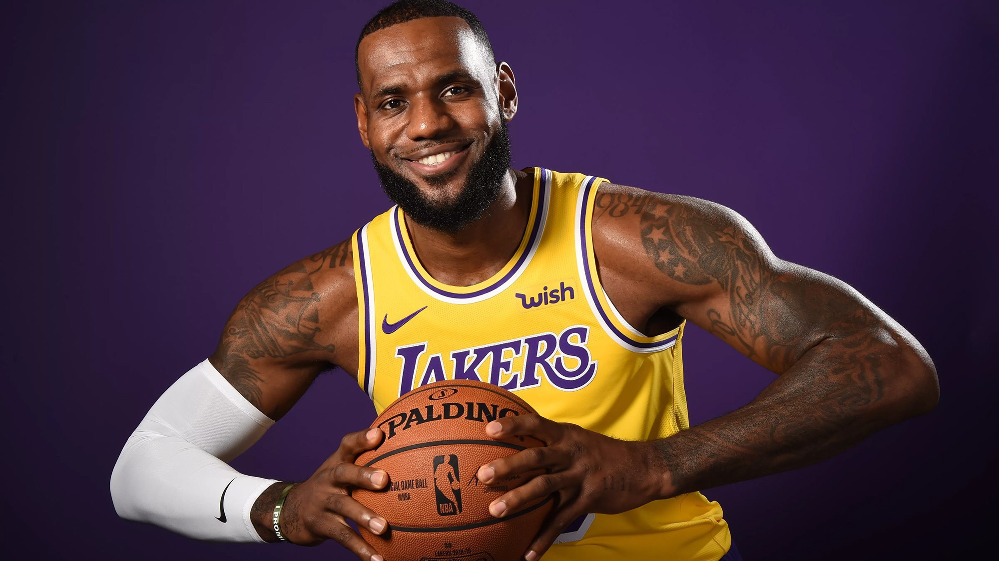 LeBron James định diện đôi LeBron 16 mới toanh trong trận đấu ra mắt và fan Lakers không hề thích điều này