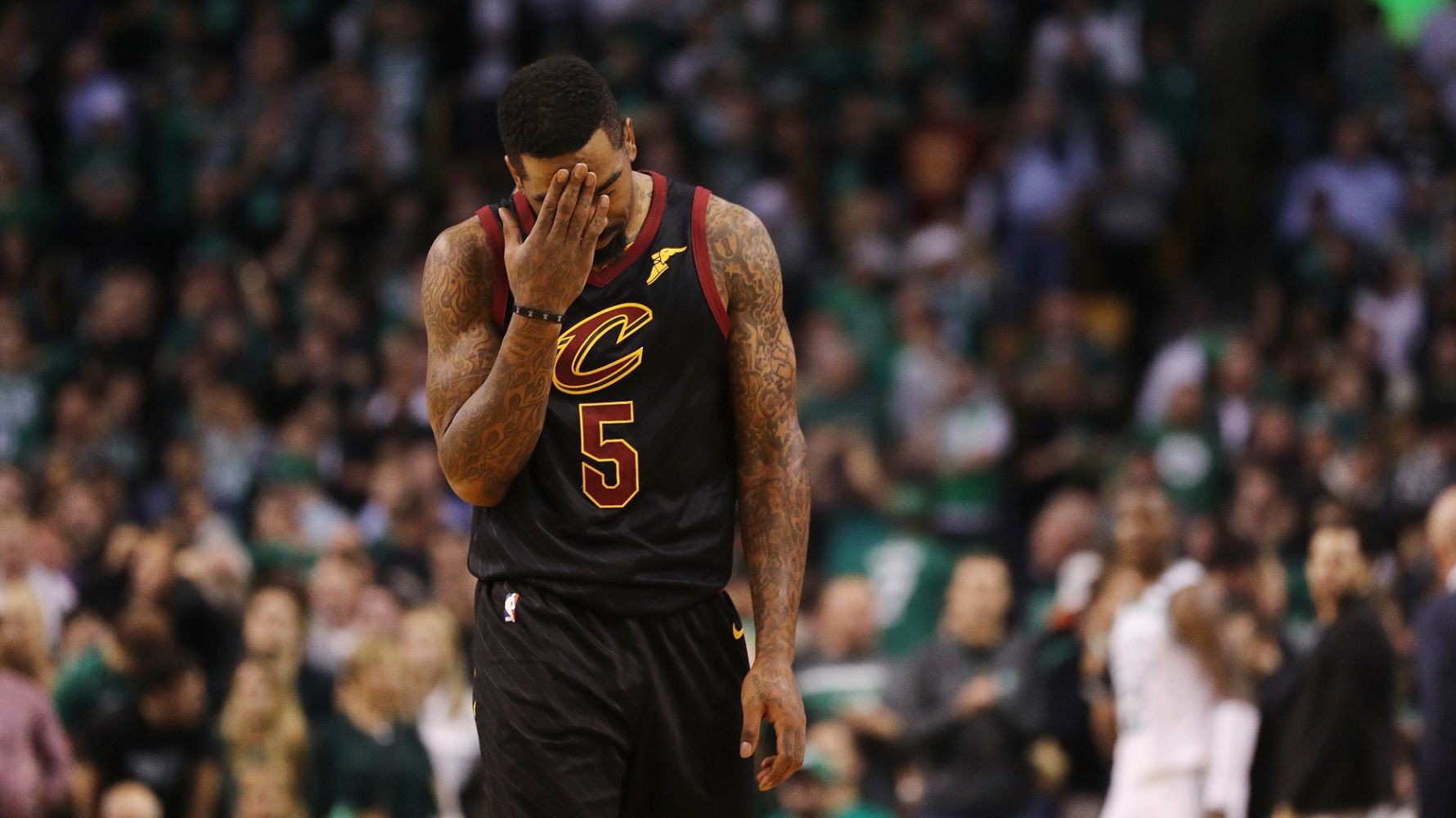 J.R. Smith cuối cùng đã chia sẻ về thái độ của đồng đội sau pha quên tỷ số ngáo ngơ ở NBA Finals 2018