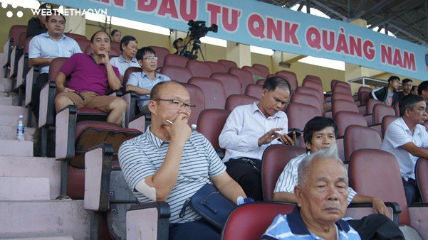 "Vi hành" sân Tam Kỳ, HLV Park Hang Seo chấm Tú "ngựa" cho AFF Cup 2018?