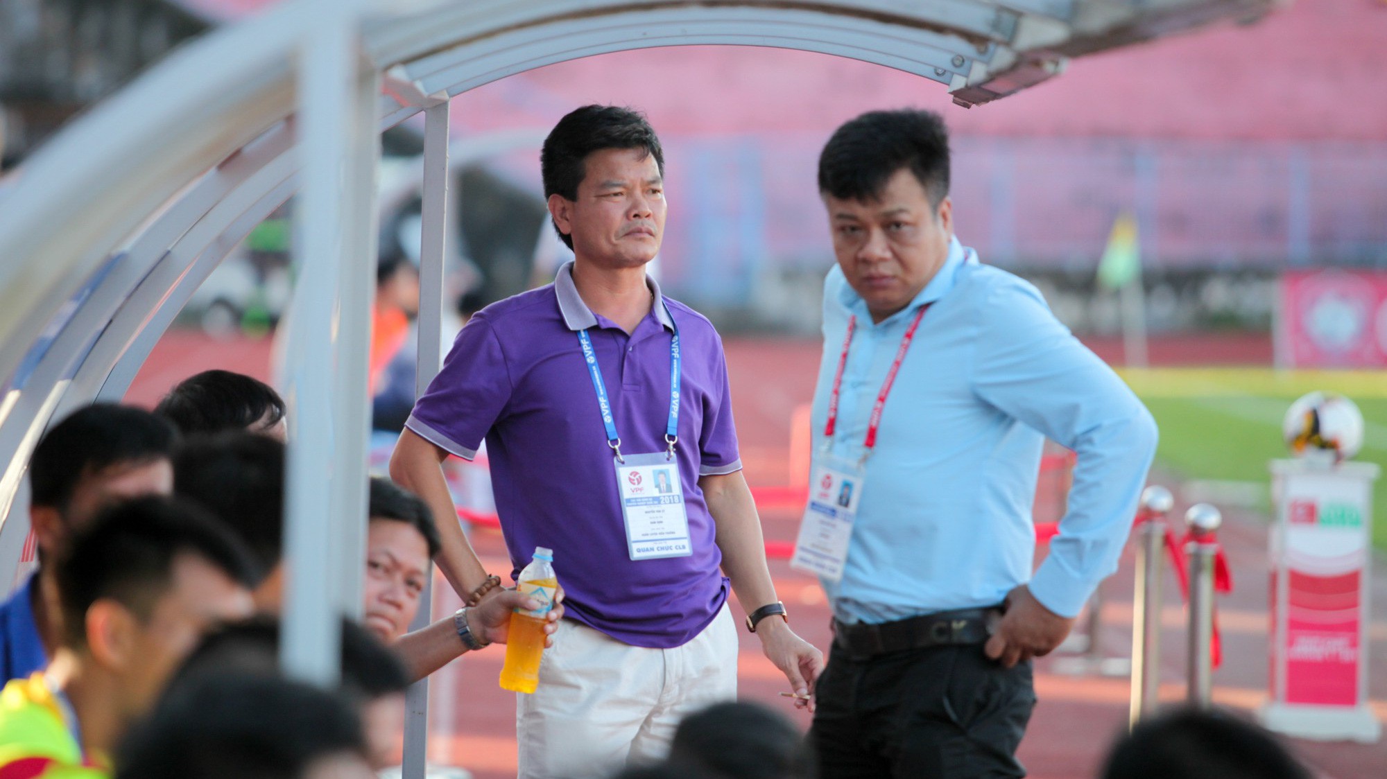 Thua HAGL, HLV Nam Định mỉa mai: "Tổ chức một giải đấu trong gia đình cho nhanh gọn"