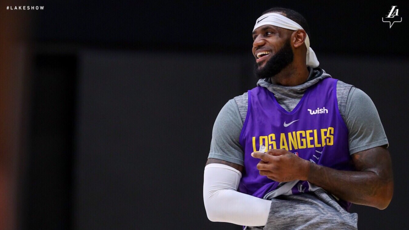 LeBron James nói gì về lựa chọn áo tập số 6, số áo cũ của anh từ thời Miami Heat?