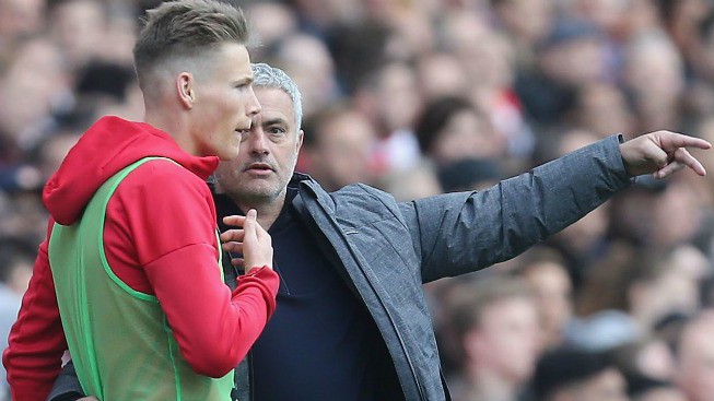 Mourinho giải thích tại sao để cầu thủ vô danh đá trái sở trường trước West Ham