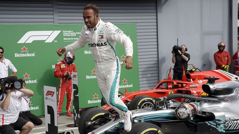 Italian GP 2018: Va chạm nảy lửa với Vettel, Hamilton vẫn lên ngôi đầy kịch tính
