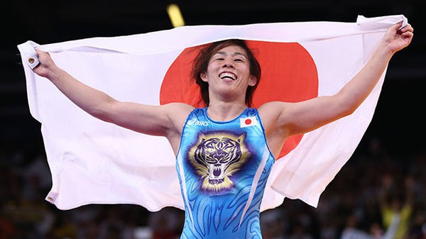 Cựu VĐ Olympic phá kỷ lục dùng... mông đập bóng
