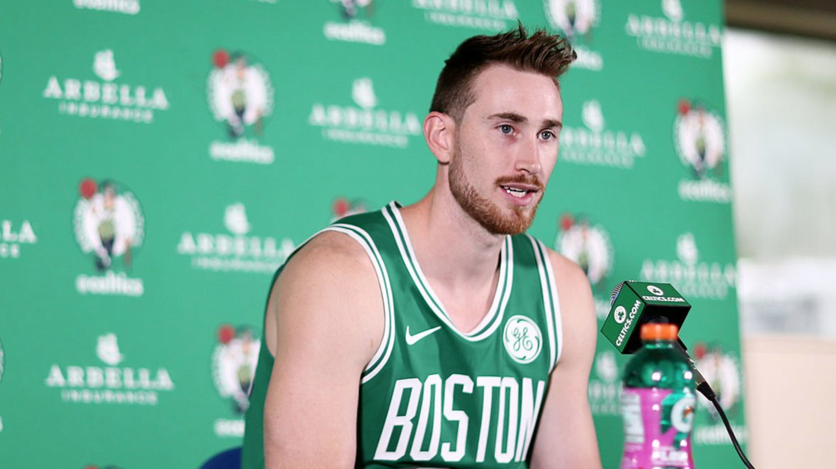 Hài hước chuyện cô vợ xinh đẹp của Gordon Hayward doạ "xuống đao" với ai dám phạm lỗi chồng nàng trên sân đấu