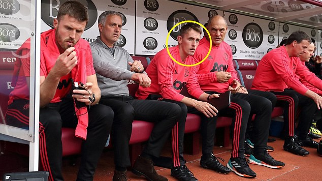 Sự thật thú vị về "quyền lực số 2", cánh tay phải 32 tuổi  đang giúp Jose Mourinho lèo lái Man Utd