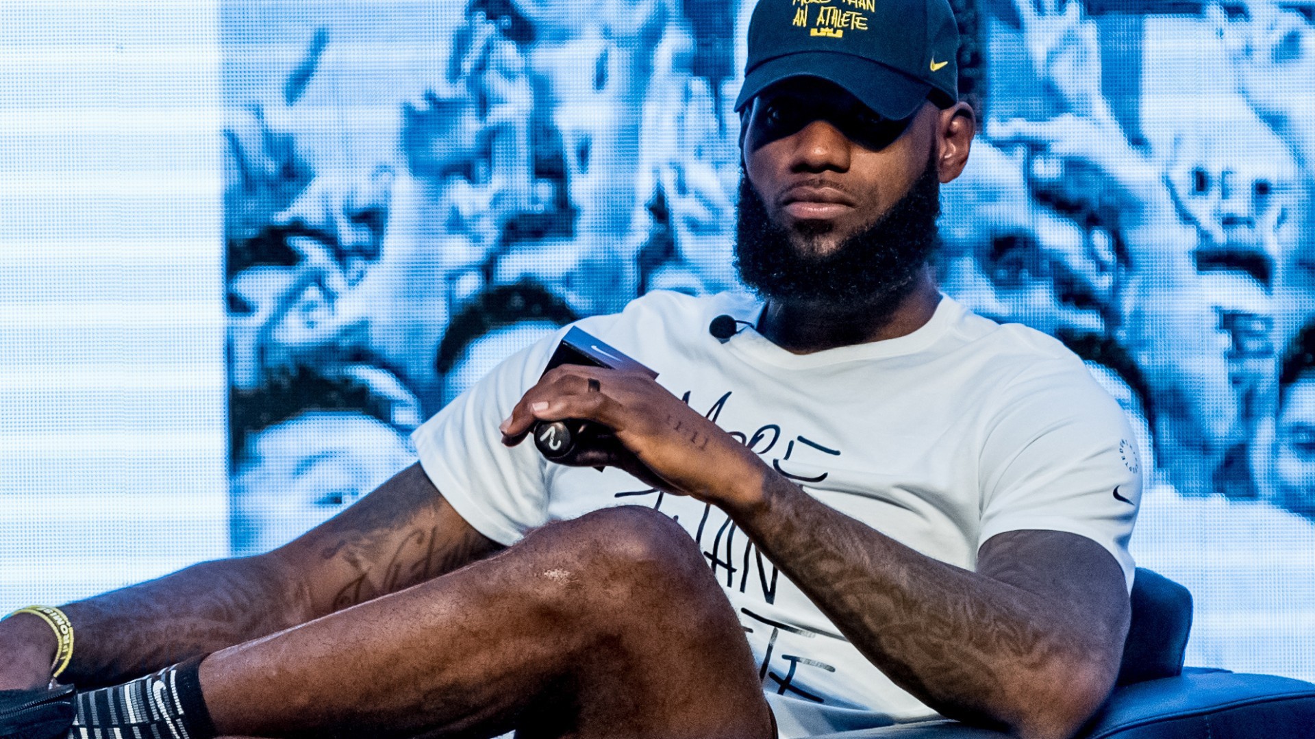 Làm cầu thủ bóng rổ hay thầy dạy lịch sử, LeBron James đều bá đạo như nhau