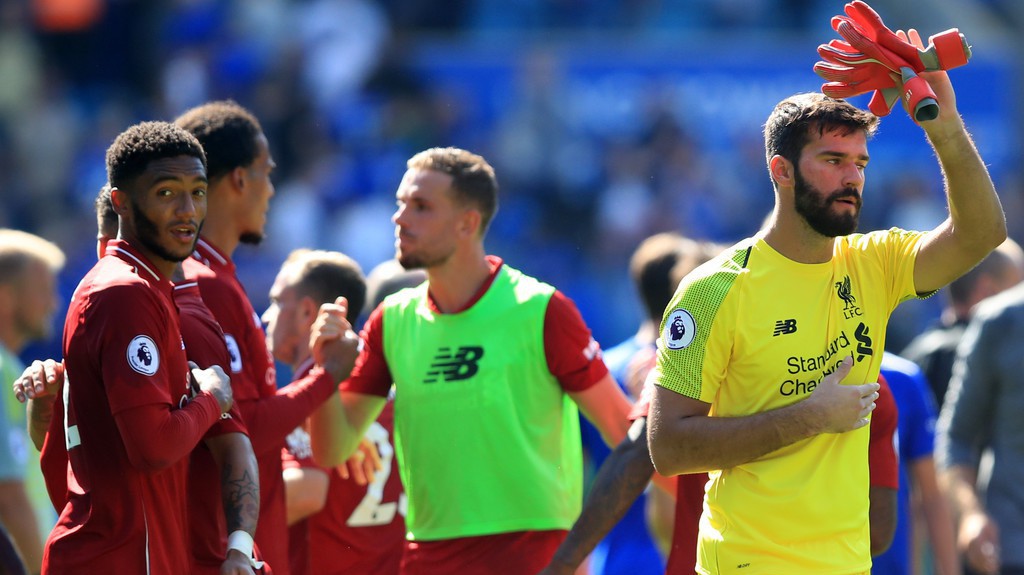 Bất chấp sai lầm của Alisson, Liverpool vẫn phòng ngự hay nhất 1/4 thế kỷ