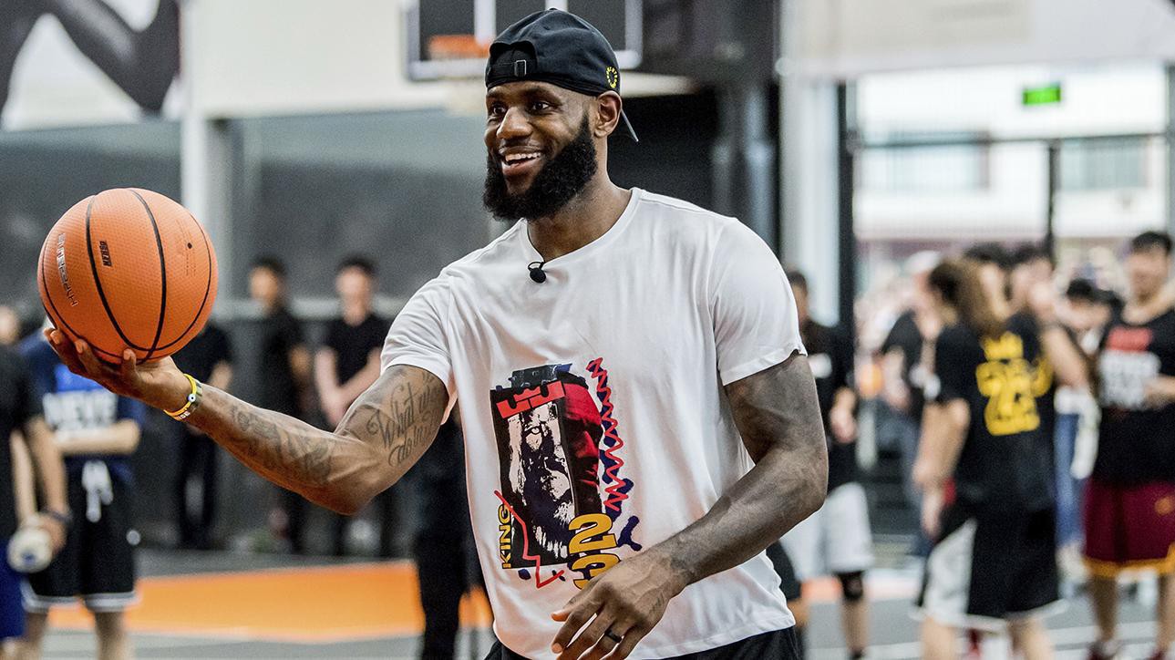 Nếu được trở về quá khứ, LeBron James sẽ dành tặng bản thân thời trẻ lời khuyên gì?