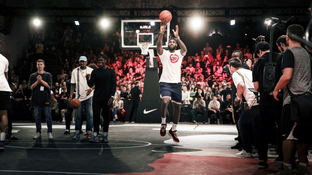 Đến Đức nghỉ hè, LeBron James được sao bóng rổ Đức tặng cả "rổ hành" mang về