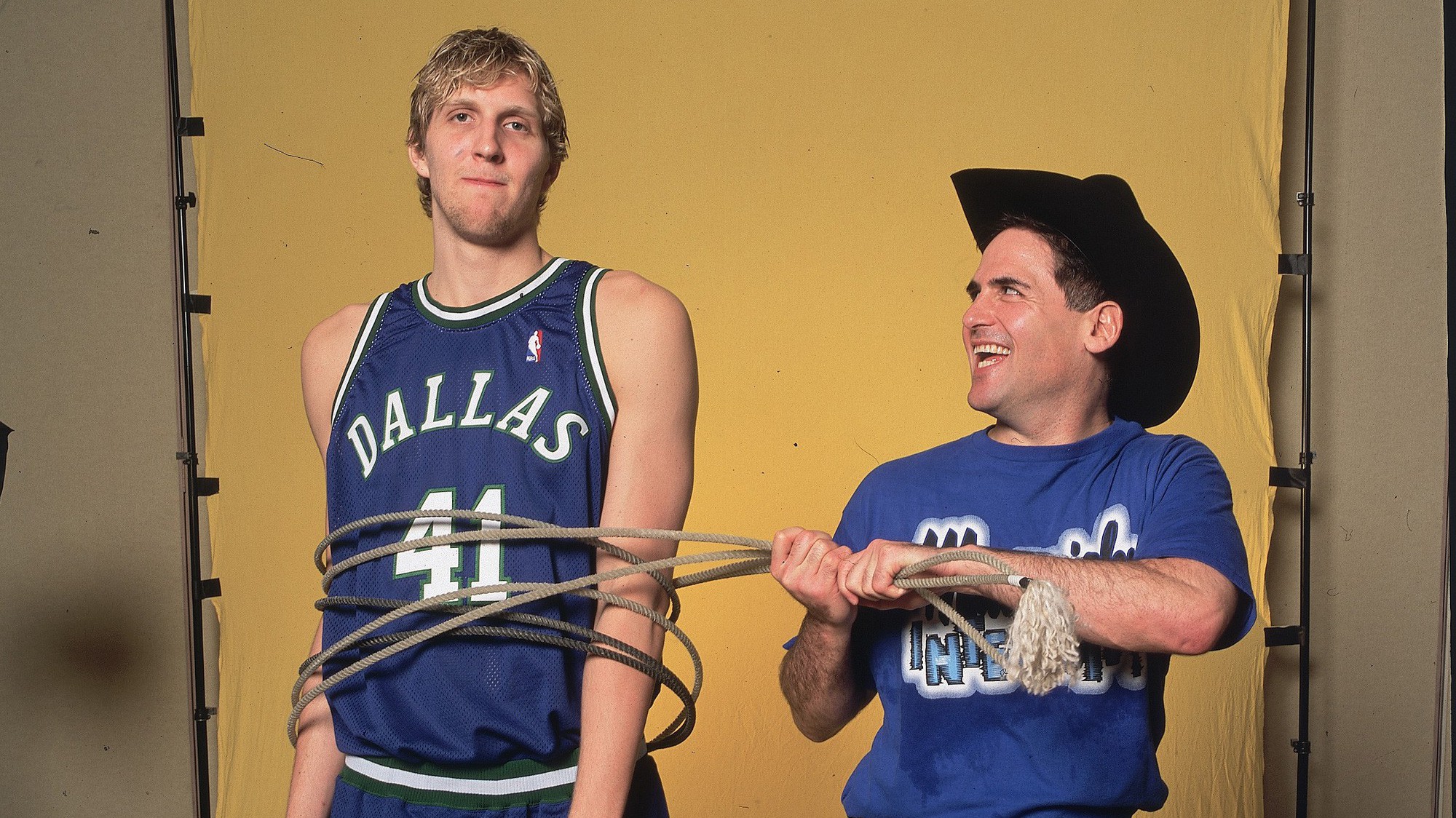 Lỡ chửi bậy bị phạt 15.000 USD, ông chủ tỷ phú của Dallas Mavericks chửi thêm câu nữa rồi lấy tiền phạt đi từ thiện