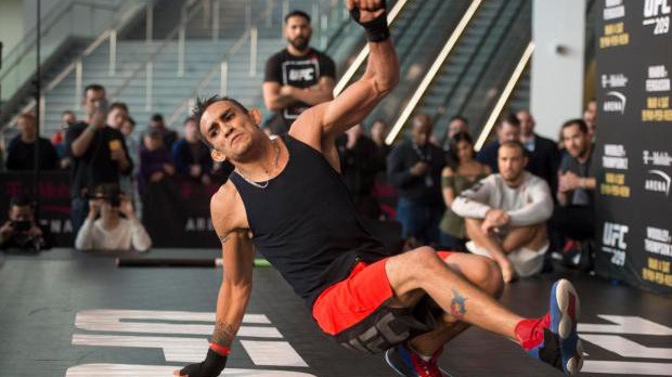Những kiểu tập luyện tại nhà quái đản của Tony Ferguson
