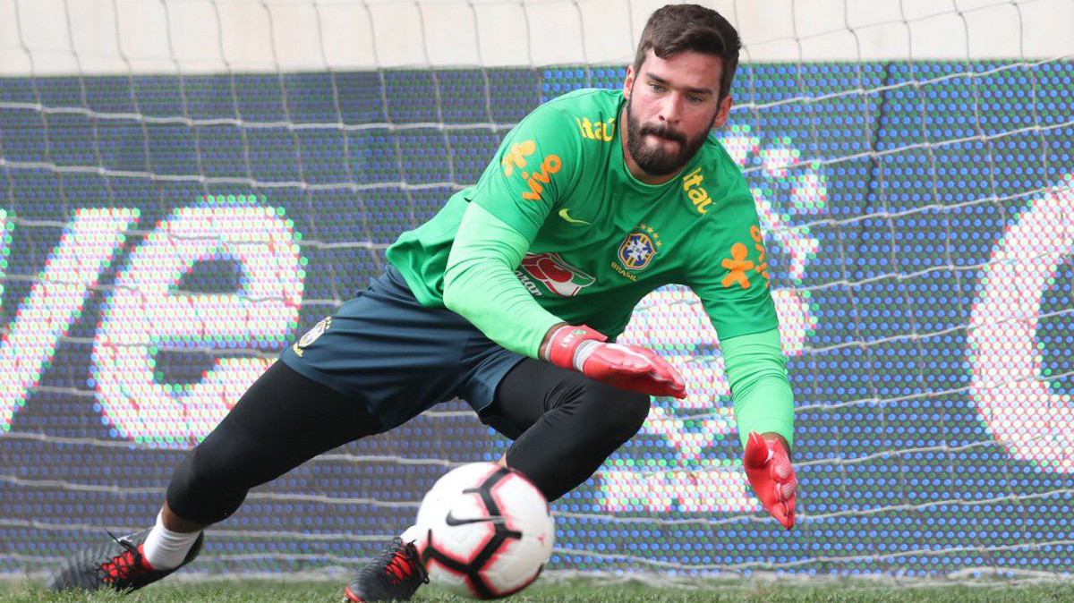 Alisson trổ tài bay lượn ở đội tuyển Brazil khiến fan Liverpool lo sốt vó