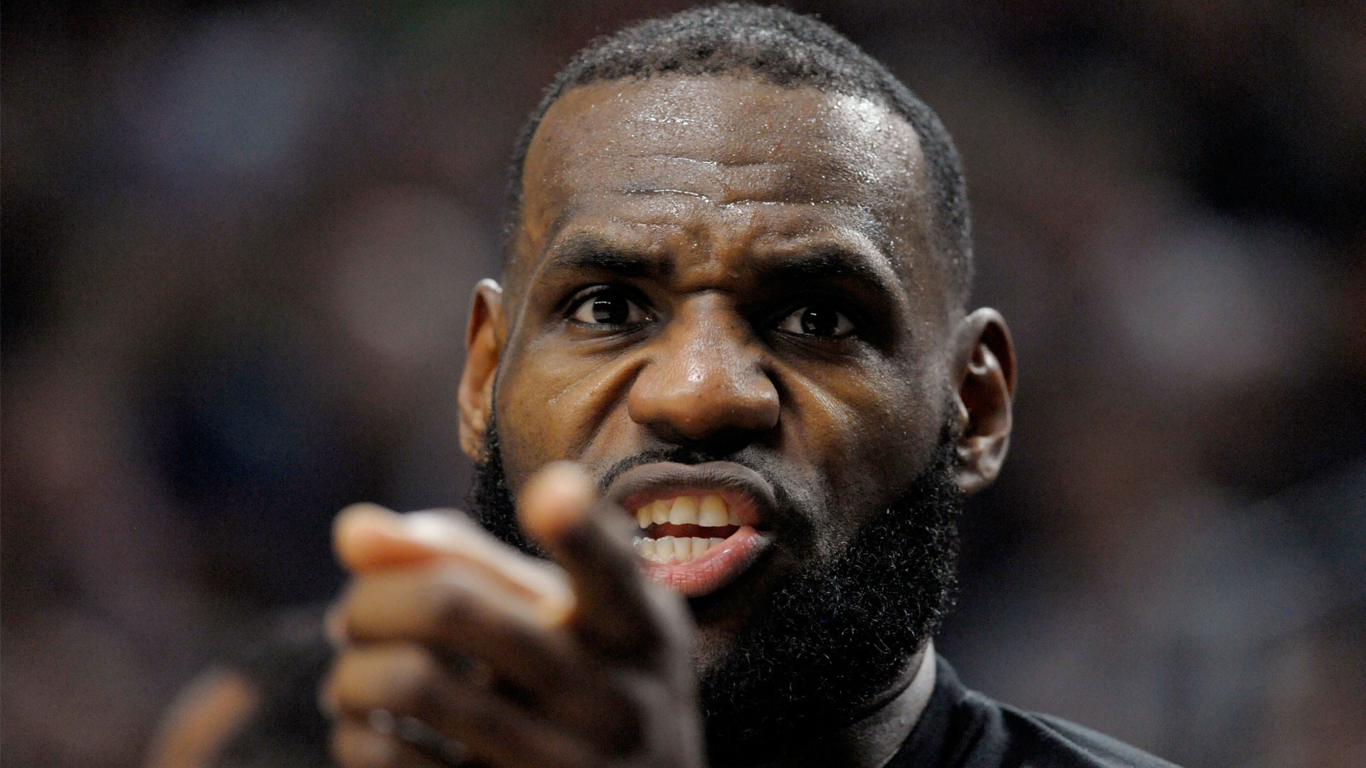 LeBron James buột miệng buông xuôi khi nhìn Cousins tập luyện
