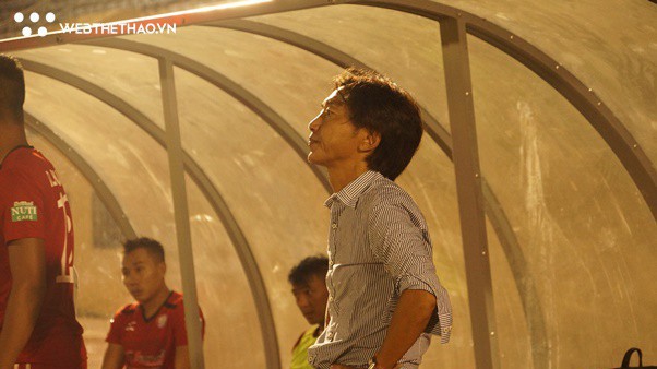 HLV Miura liên tục ngước đầu lên trời bất lực, quyết bằng mọi giá trụ hạng V.League 2018