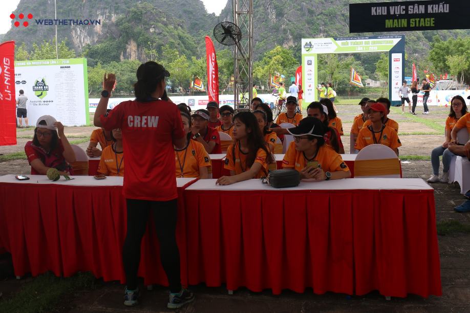 VĐV thích thú đội mưa nhận race kit Tràng An Marathon - Ảnh 4. VĐV thích thú đội mưa nhận race kit Tràng An Marathon - Ảnh 4.