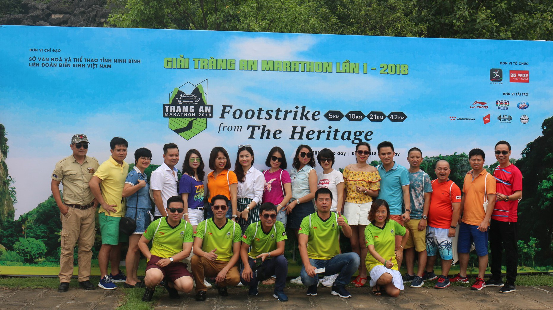 VĐV thích thú đội mưa nhận race kit giải Tràng An Marathon