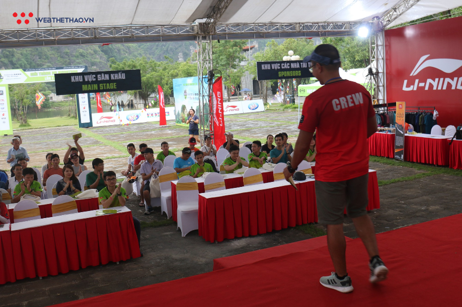 VĐV thích thú đội mưa nhận race kit Tràng An Marathon - Ảnh 3. VĐV thích thú đội mưa nhận race kit Tràng An Marathon - Ảnh 3.
