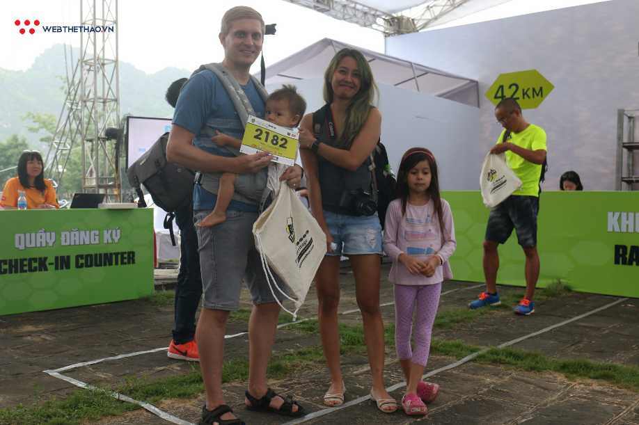 VĐV thích thú đội mưa nhận race kit Tràng An Marathon - Ảnh 12. VĐV thích thú đội mưa nhận race kit Tràng An Marathon - Ảnh 12.