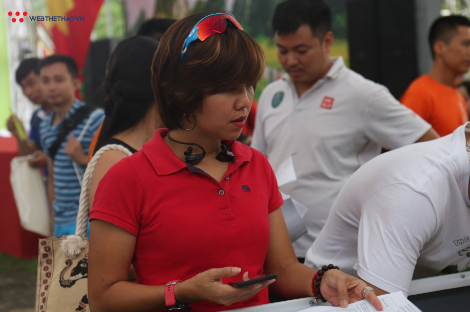 VĐV thích thú đội mưa nhận race kit Tràng An Marathon - Ảnh 7. VĐV thích thú đội mưa nhận race kit Tràng An Marathon - Ảnh 7.
