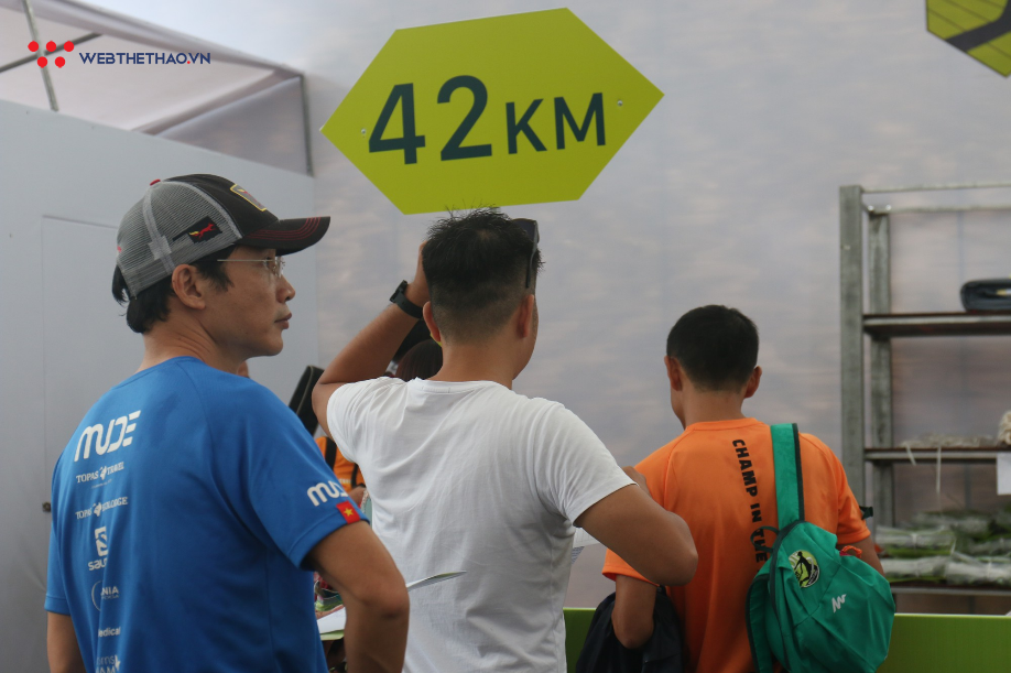 VĐV thích thú đội mưa nhận race kit Tràng An Marathon - Ảnh 6. VĐV thích thú đội mưa nhận race kit Tràng An Marathon - Ảnh 6.