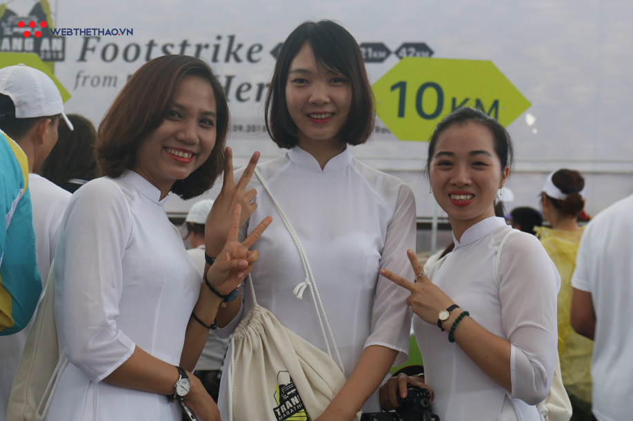 VĐV thích thú đội mưa nhận race kit Tràng An Marathon - Ảnh 10. VĐV thích thú đội mưa nhận race kit Tràng An Marathon - Ảnh 10.