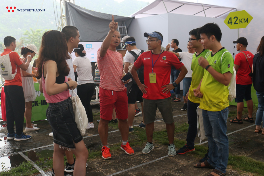 VĐV thích thú đội mưa nhận race kit Tràng An Marathon - Ảnh 8. VĐV thích thú đội mưa nhận race kit Tràng An Marathon - Ảnh 8.
