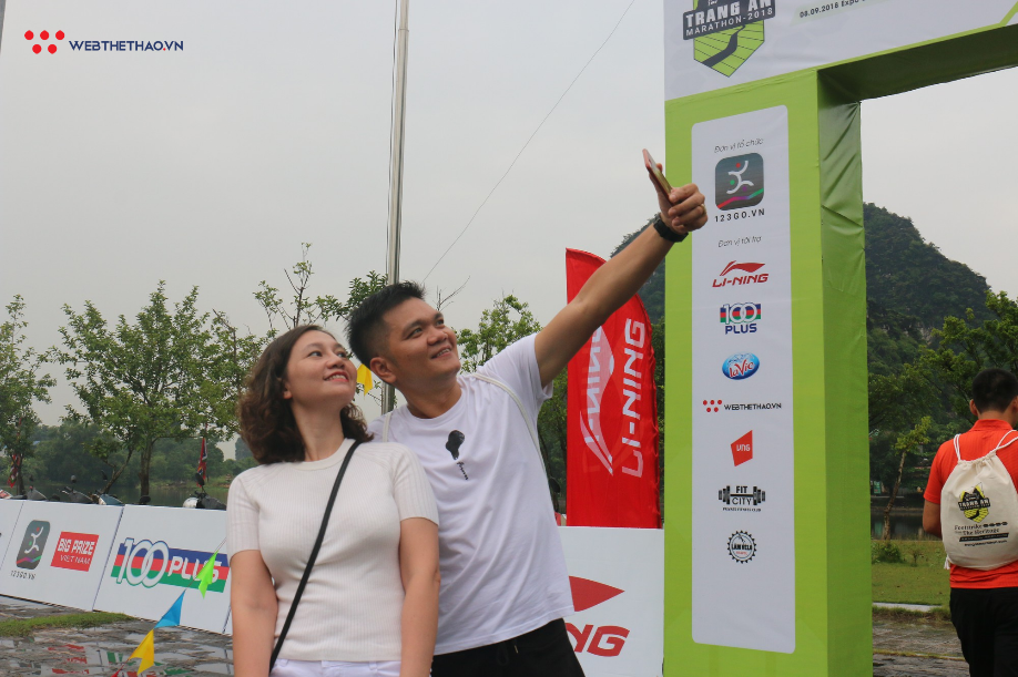 VĐV thích thú đội mưa nhận race kit Tràng An Marathon - Ảnh 11. VĐV thích thú đội mưa nhận race kit Tràng An Marathon - Ảnh 11.