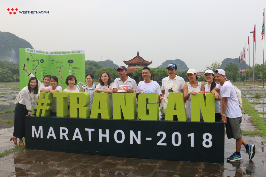 VĐV thích thú đội mưa nhận race kit Tràng An Marathon - Ảnh 9. VĐV thích thú đội mưa nhận race kit Tràng An Marathon - Ảnh 9.