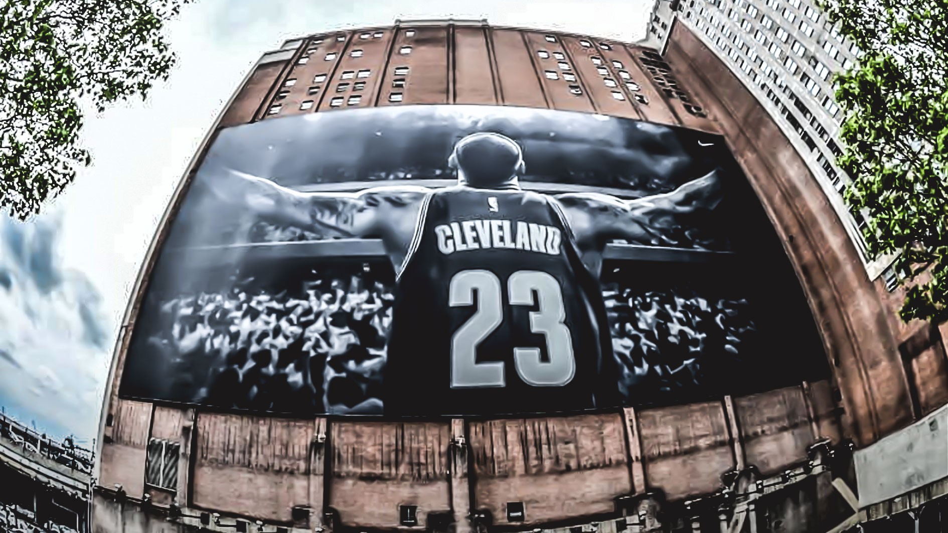 Cleveland thay thế banner khổng lồ LeBron James bằng bức hình kì quái?