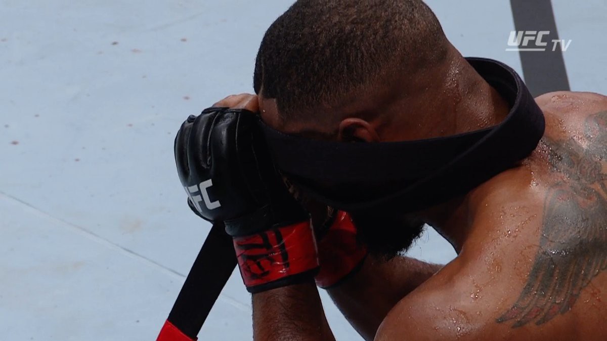 Tyron Woodley ăn mừng chiến thắng bằng đai đen BJJ