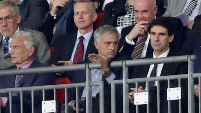 Mourinho có ẩn ý gì với động tác... bĩu môi khi Shaw kiến tạo cho Rashford ghi bàn?