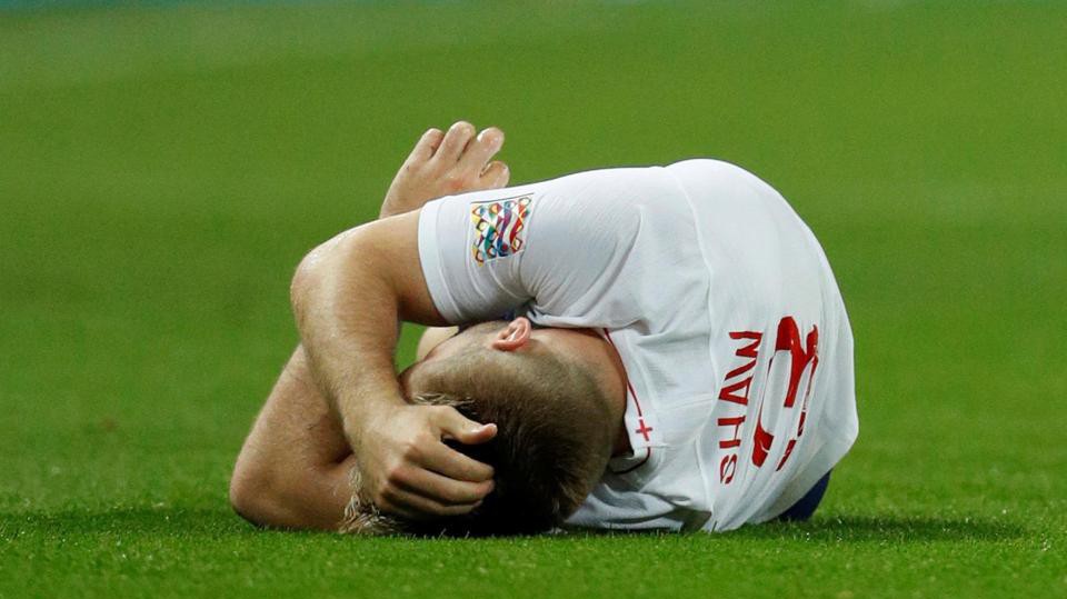 Chấn thương ở đầu, Luke Shaw phải thở bằng bình oxy và rời sân bằng cáng