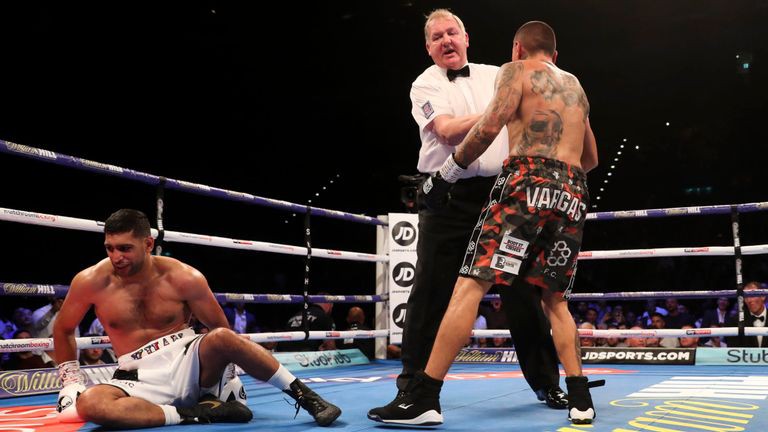 Amir Khan làm khán giả rớt tim khi bị knock down ở hiệp 2