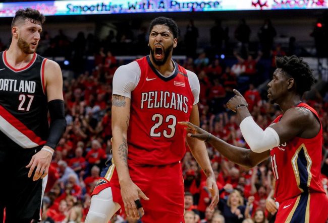 Davis và Holiday ghi tổng 88 điểm, Pelicans quét bay Portland 4-0